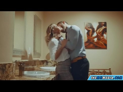 ❤️ Nuair a mheallann blonde busty tú i seomra scíthe poiblí ❤️❌ Super sex linn ❌